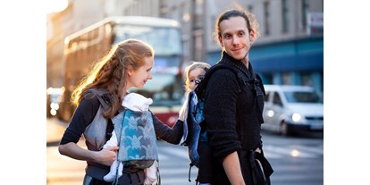 Händler - Wien - Buzzidil Babytragen begleiten Familien vom Neugeborenen-Alter bis ins Kleinkind Alter ihrer Kinder. Bequem, ergonomisch, komfortabel und mitwachsend. Hergestellt in der EU. - Buzzidil Babytragen