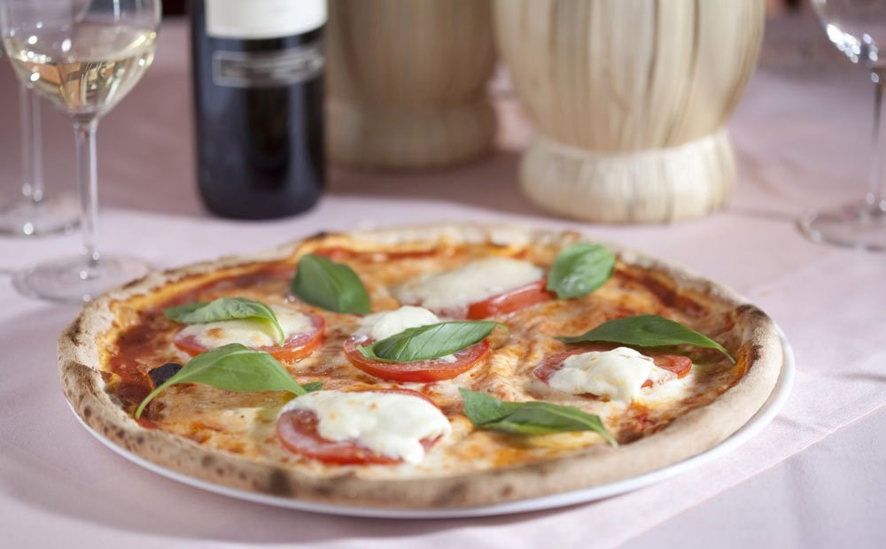 Unternehmen: Steinofen Pizza  -  " RIVA "  Ristorante - Pizzeria - Eissalon 