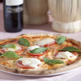 Unternehmen: Steinofen Pizza  -  " RIVA "  Ristorante - Pizzeria - Eissalon 