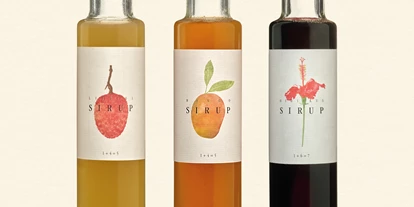 Händler - PLZ 5161 (Österreich) - Ein besonderer Hochgenuss sind Yaoyaos fruchtige Sirupe.
Darunter die Klassiker wie Holunderblüte und Johannisbeere bis hin zu außergewöhnlichen Kreationen wie Mango, Litschi oder Hibiskus. Die edlen Sirupe eignen sich ideal, um Eistee-Variationen, erfrischende Longdrinks und heiße Teegetränke herzustellen oder um Desserts auf besondere Weise zu verfeinern. Wir arbeiten zur Zeit noch daran, unseren Litschi-Sirup auch in Bio Qualität zu produzieren. - Yaoco GmbH - Yaoyao GmbH