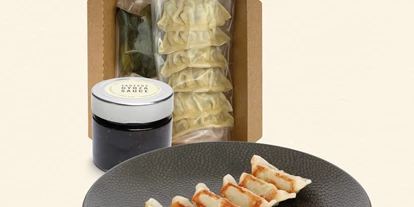Händler - PLZ 5161 (Österreich) - Du hast unbändige Lust auf Yaki Gyoza oder das Wokgemüse, das du in unseren Restaurants so gerne isst? Dann bist du hier richtig. Unsere Linie „Mach’s fertig“ bringt Yaoyao und Maneki Neko in deine Küche – und dort ist deine Mithilfe gefragt. Mit Topf und Pfanne machst du unsere Gerichte im wahrsten Sinne des Wortes fertig, garst Ramen-Nudeln oder brätst Teigtaschen an. So genießt du unsere Spezialitäten wie frisch gekocht am heimatlichen Esstisch. Nach Lieferung sind unsere „Mach’s fertig“-Gerichte in deinem Kühlschrank 7 Tage lang haltbar. - Yaoco GmbH - Yaoyao GmbH