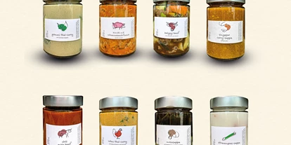 Händler - PLZ 5161 (Österreich) - Unsere asiatischen Spezialitäten von Curry bis Chili-Miso-Beef werden in unserer Küche aus besten Zutaten frisch für dich zubereitet und unter hygienischsten Bedingungen in Gläser gefüllt. Dort sind sie ganz ohne Konservierungsmittel gekühlt bis zu drei Monate haltbar. Mit der Technik dahinter, dem Einrexen nämlich, waren auch unsere Uromas schon bestens vertraut. So kaufst du einmal deine Lieblingsgerichte ein und hast stets das gute Gefühl, dass Sie allzeit bereit in der Vorratskammer auf dich warten. - Yaoco GmbH - Yaoyao GmbH