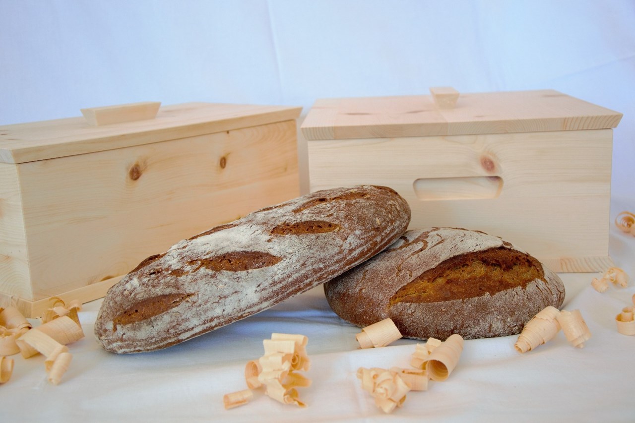 Tischlerei Holz Produkt-Beispiele Brotkiste aus Zirbenholz recheckig oder quadratisch