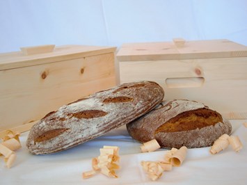 Tischlerei Holz Produkt-Beispiele Brotkiste aus Zirbenholz recheckig oder quadratisch
