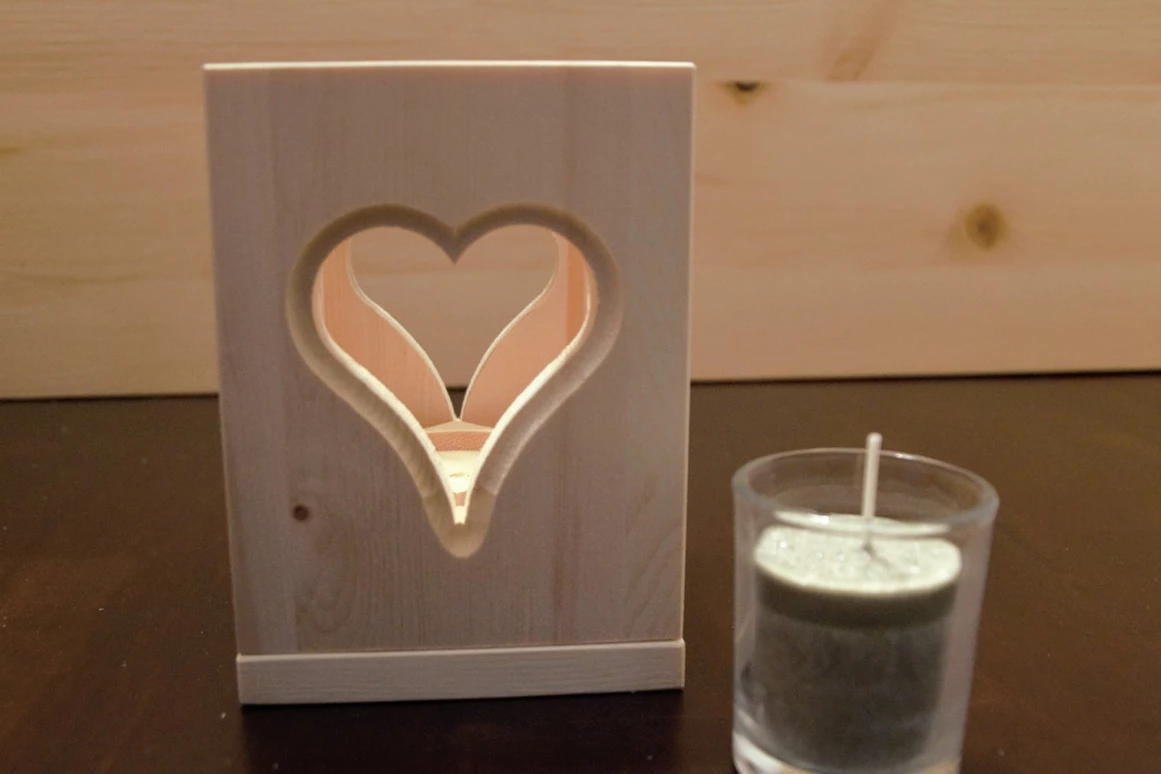 Unternehmen: Windlicht Zirbenherz mit langbrennender Votivkerze - Tischlerei Holz
