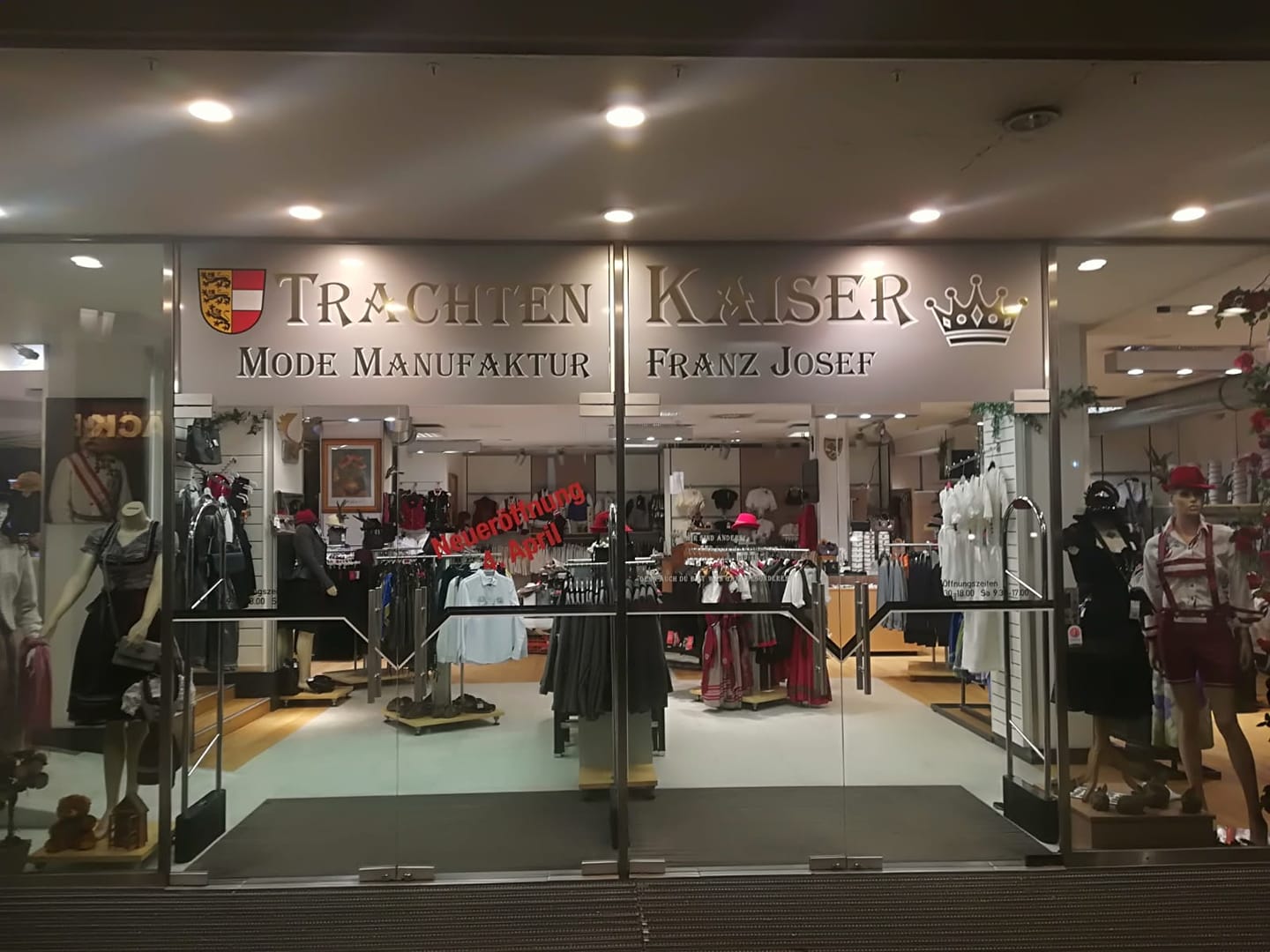 Händler - Zahlungsmöglichkeiten: Kreditkarte - Österreich - Abendansicht Eingang  - TRACHTEN KAISER Mode Manufaktur