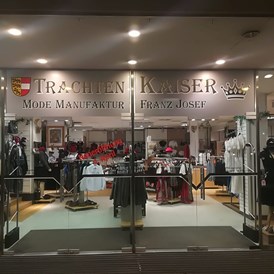 Unternehmen: Abendansicht Eingang  - TRACHTEN KAISER Mode Manufaktur