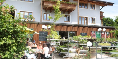 Händler - PLZ 5161 (Österreich) - Auf der Ökohof Terrasse läßt es sich auch fein Frühstücken – eine gesunde Auswahl an vollwertigen Frühstücksangeboten – auch vegan ist möglich. - Ökohof Feldinger Stammhaus Wals