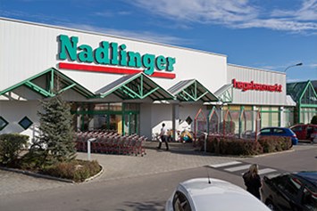 Unternehmen: Eingang zu unserem Baumarkt in der Porschestrasse 29, 3100 Sankt Pölten - Baumarkt Nadlinger