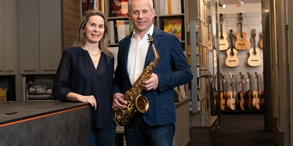 Händler - digitale Lieferung: Telefongespräch - Traunviertel - Karl und Angelika Danner in ihrem Kompetenzzentrum für Musik in der Linzer Harrachstraße! - Danner Musikinstrumente