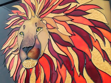 artivalenti - Die brillante Glasmalerei Produkt-Beispiele Handgemaltes Glasbild "Löwenpower"