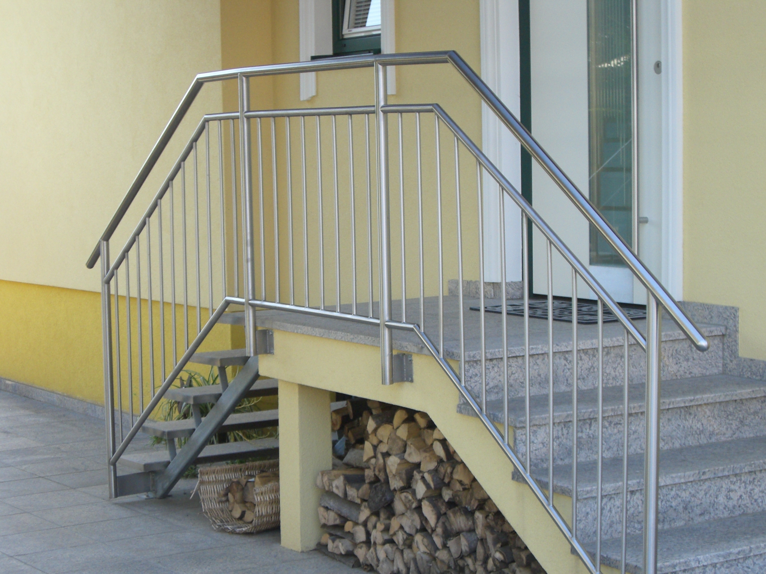 Händler - Niederösterreich - Stiegengeländer in Edelstahl laut Kundenwunsch in vielen Ausführungen möglich.
( Metallbau Schlosserei Krebs ) - Ing. Felix Krebs Metallbau Schlosserei Schlüsseldienst