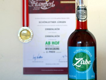 Schönleitner Spirituosen Produkt-Beispiele Zirbe Alk. 32% Vol.