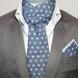 Unternehmen: Langer Schal mit 180cm Länge und 22cm Breite  
als eleganter Krawatten Ersatz 
Passendes Stecktuch beidseitig tragbar 
Material: 100% Baumwolle  - Stolze Helden