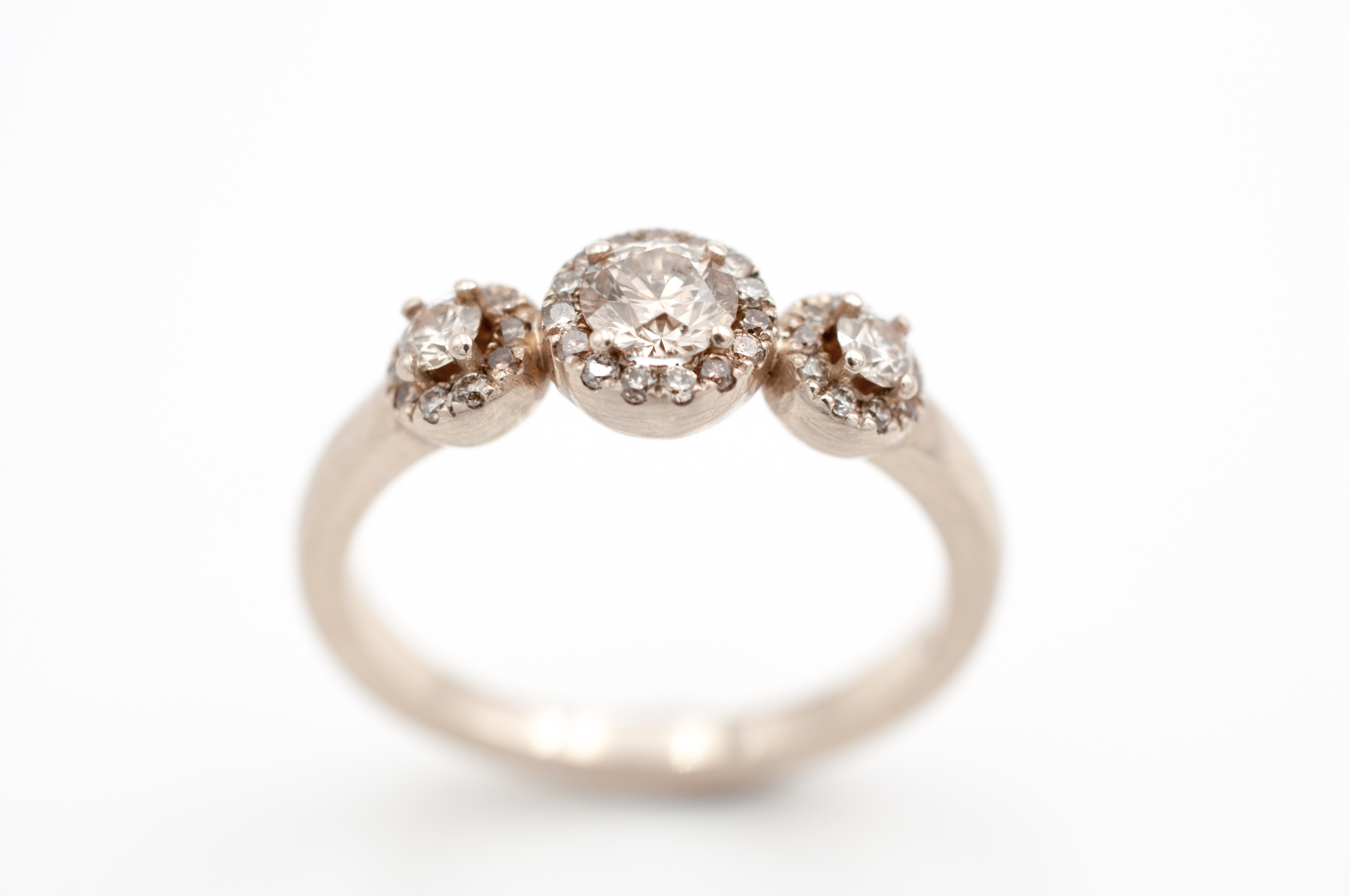 Händler - Himberg (Himberg) - Weißgoldring mit Champagner farbenen Diamanten  - Elisabeth Habig