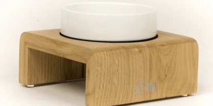 Händler - Gleisdorf - Design Futterbar "Otto"
Otto hat eine flache und weite Schüssel. Deshalb ist er genau wie Pablo besonders für Hunde mit kurzem aber breitem Kopf geeignet. Durch die niedrige und weite Form der Schüssel hat das Köpfchen genug Platz um bequem fressen zu können bzw. muss der ganze Kopf erst gar nicht so tief in den Napf eintauchen.
Wie alle unsere Schüsseln bestehen auch diese aus Hartporzellan, sind für die Spülmaschine als auch für die Mikrowelle geeignet.
Porzellan ist besonders gut geeignet für Allergiker. - Sig-Ma-Design M&T OG