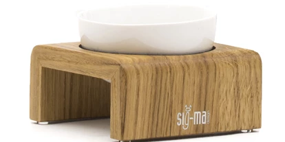 Händler - Gleisdorf - Design Futterbar "Udo"
Der stylische Futternapf aus Vollholz ist vielmehr ein elegantes Möbelstück als nur eine Futterbar. Er wird mit viel Liebe zum Detail gefertigt: So schafft zum Beispiel die umlaufend durchgehende Maserung ein einheitliches, ruhiges und elegantes Erscheinungsbild. Die Porzellanschüssel ist besonders hygienisch und deshalb bestens für Allergiker geeignet. Die sphärische Form der Schüssel ist äußerst fressfreundlich, da sich keine Reste in Ecken oder Kanten fangen können. - Sig-Ma-Design M&T OG