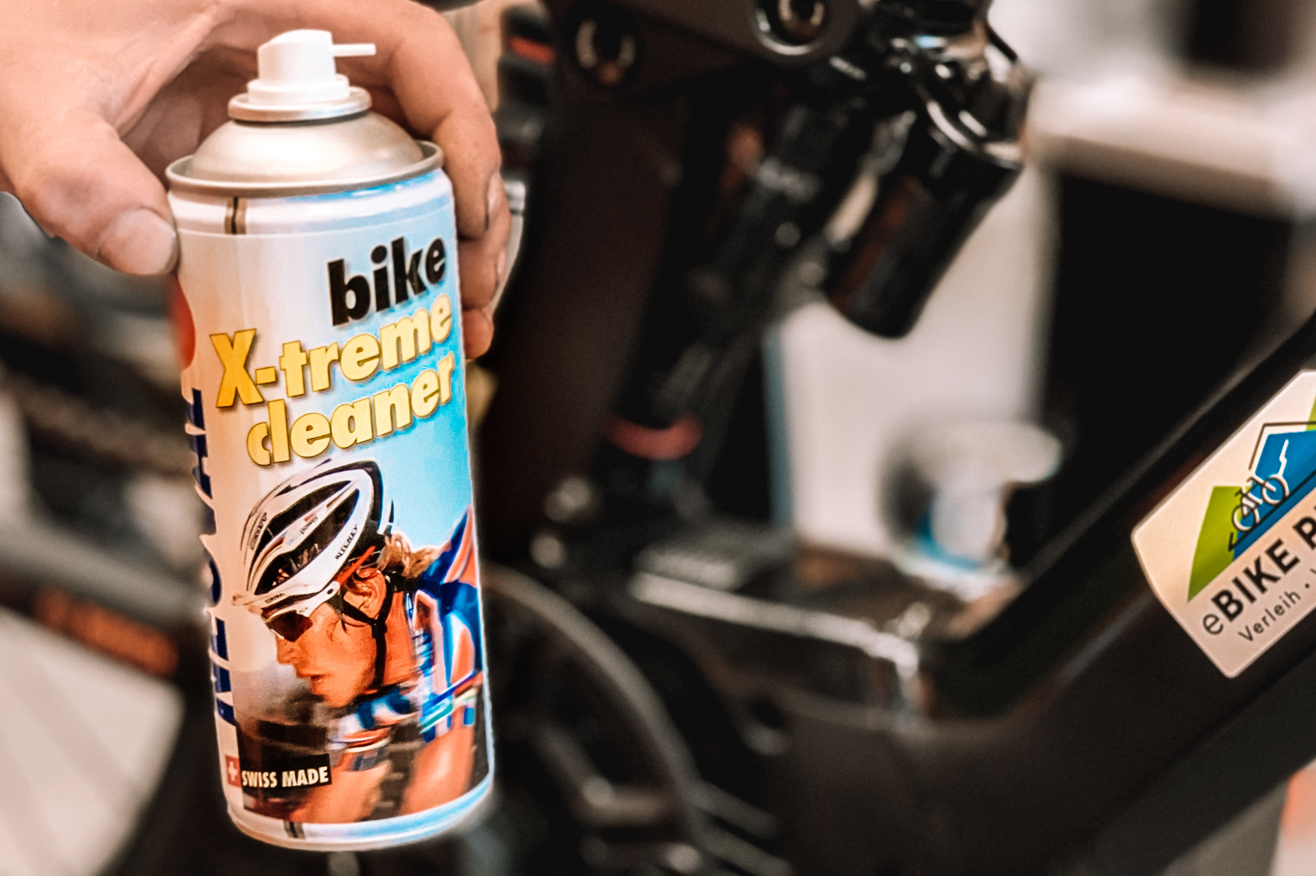 Händler - Österreich - Fahrrad-Reiniger wird präsentiert. Das Bike wird neben der Reinigung und Service auch geschmiert.  - eBIKE PREMium GmbH Fahrradservice
