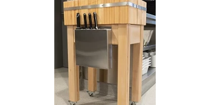 Händler - Utzenaich - Hackstock fahrbar mit seitlich befestigtem Messerhalter - gastro HACKBLOCK manufaktur