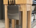 Unternehmen: Hackstock fahrbar mit seitlich befestigtem Messerhalter - gastro HACKBLOCK manufaktur