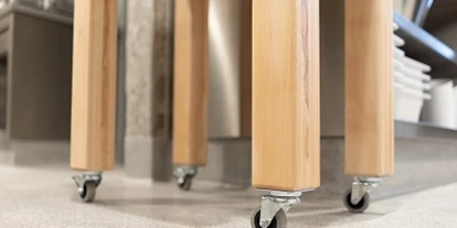 Händler - Utzenaich - Detailbild der Räder bei mobiler Ausführung (2 davon mit Feststeller versehen) - gastro HACKBLOCK manufaktur