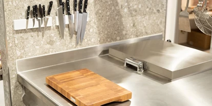 Händler - Utzenaich - Beispielbild aus einer Gastroküche, Messer- und Zubehörmagnet hier an seitlicher Wand montiert und griffbereit - gastro HACKBLOCK manufaktur