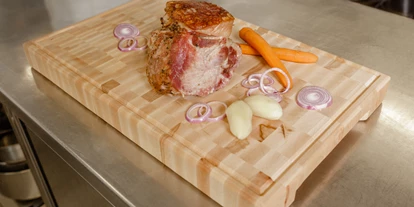 Händler - Utzenaich - Schweinsbraten unmittelbar vor dem Aufschneiden …. lecker ! - gastro HACKBLOCK manufaktur