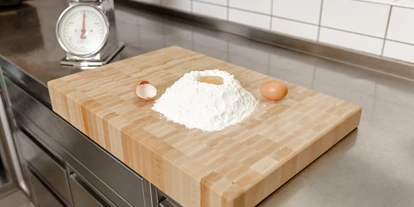 Händler - Utzenaich - wir haben auch das passende Brett für unsere Bäcker (in Bäckernorm 600x400 mm) - mit Anschlag um auch Teig auskneten zu können - gastro HACKBLOCK manufaktur
