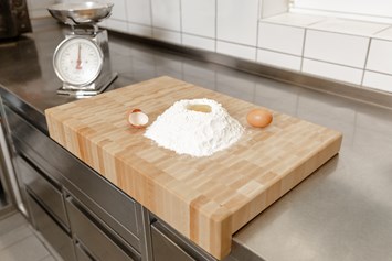 Unternehmen: wir haben auch das passende Brett für unsere Bäcker (in Bäckernorm 600x400 mm) - mit Anschlag um auch Teig auskneten zu können - gastro HACKBLOCK manufaktur
