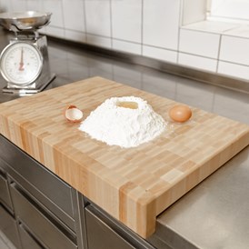 Unternehmen: wir haben auch das passende Brett für unsere Bäcker (in Bäckernorm 600x400 mm) - mit Anschlag um auch Teig auskneten zu können - gastro HACKBLOCK manufaktur