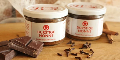 Händler - PLZ 4240 (Österreich) - Durstige Nonne
Schokolade Nuss Kuchen mit rotem Glühwein getränkt - Backen mit Herz e.U.