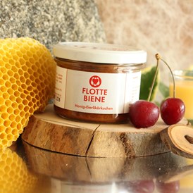 Unternehmen: Flotte Biene
Eierlikörkuchen mit Dinkelmehl, Joghurt, Weichseln und Honig (statt Zucker) - Backen mit Herz e.U.