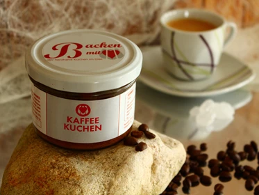Unternehmen: Kaffeekuchen
mit flüssigem Bohnenkaffee, Nüssen, Schokolade und schokolierten Mokkabohnen - Backen mit Herz e.U.