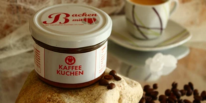 Händler - PLZ 4240 (Österreich) - Kaffeekuchen
mit flüssigem Bohnenkaffee, Nüssen, Schokolade und schokolierten Mokkabohnen - Backen mit Herz e.U.