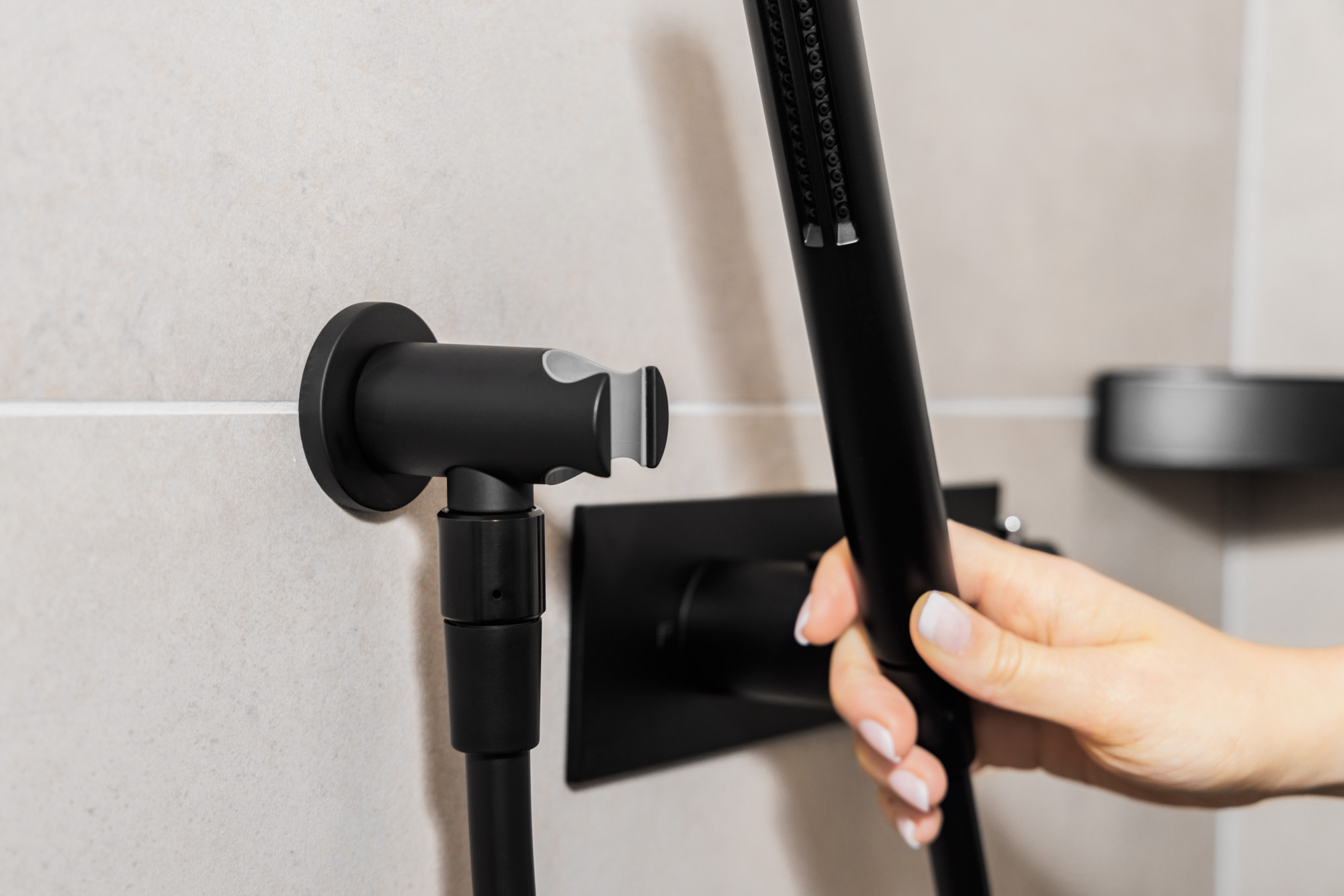 Artikel: Produkt in Schwarz / Anwendung / Dusche / Handbrause - Ecowaterjet by rabmer®