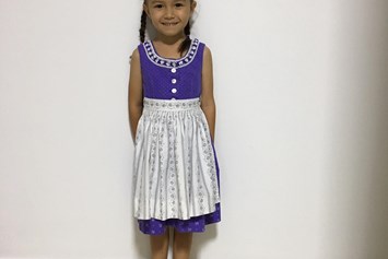 Unternehmen: Meine Nichte aus Singapur 
Auch dort trägt man Dirndl von Ernis stoffgeschaeft  - Ernestine Mittermayr -Runge 