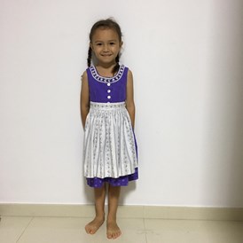 Unternehmen: Meine Nichte aus Singapur 
Auch dort trägt man Dirndl von Ernis stoffgeschaeft  - Ernestine Mittermayr -Runge 