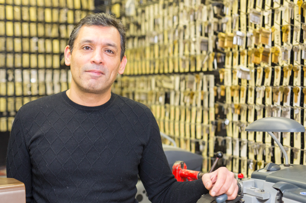 Händler - digitale Lieferung: Telefongespräch - Inhaber - Schlüsseldienst & Aufsperrdienst | Der Aufsperrer Wien