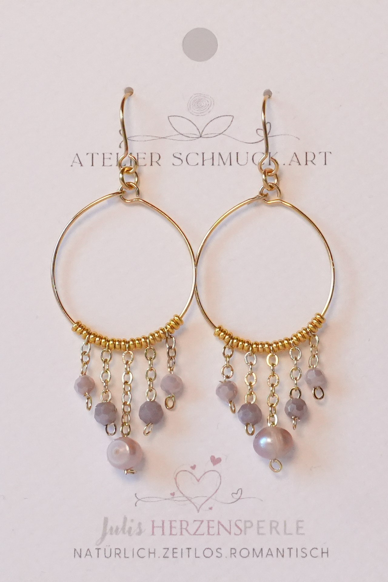 Atelier Schmuckart by Irene Hartl  Produkt-Beispiele Aurora Drops - goldene Edelstahlohrringe mit feinen Ketten und Perlenakzenten