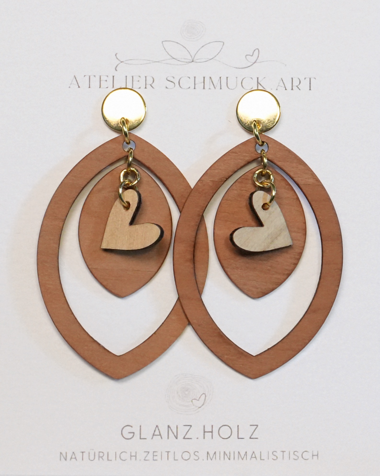 Atelier Schmuckart by Irene Hartl  Produkt-Beispiele Zirbenliebe - reiner Holzohrring, Birnenovale verziert mit Zirbenherz