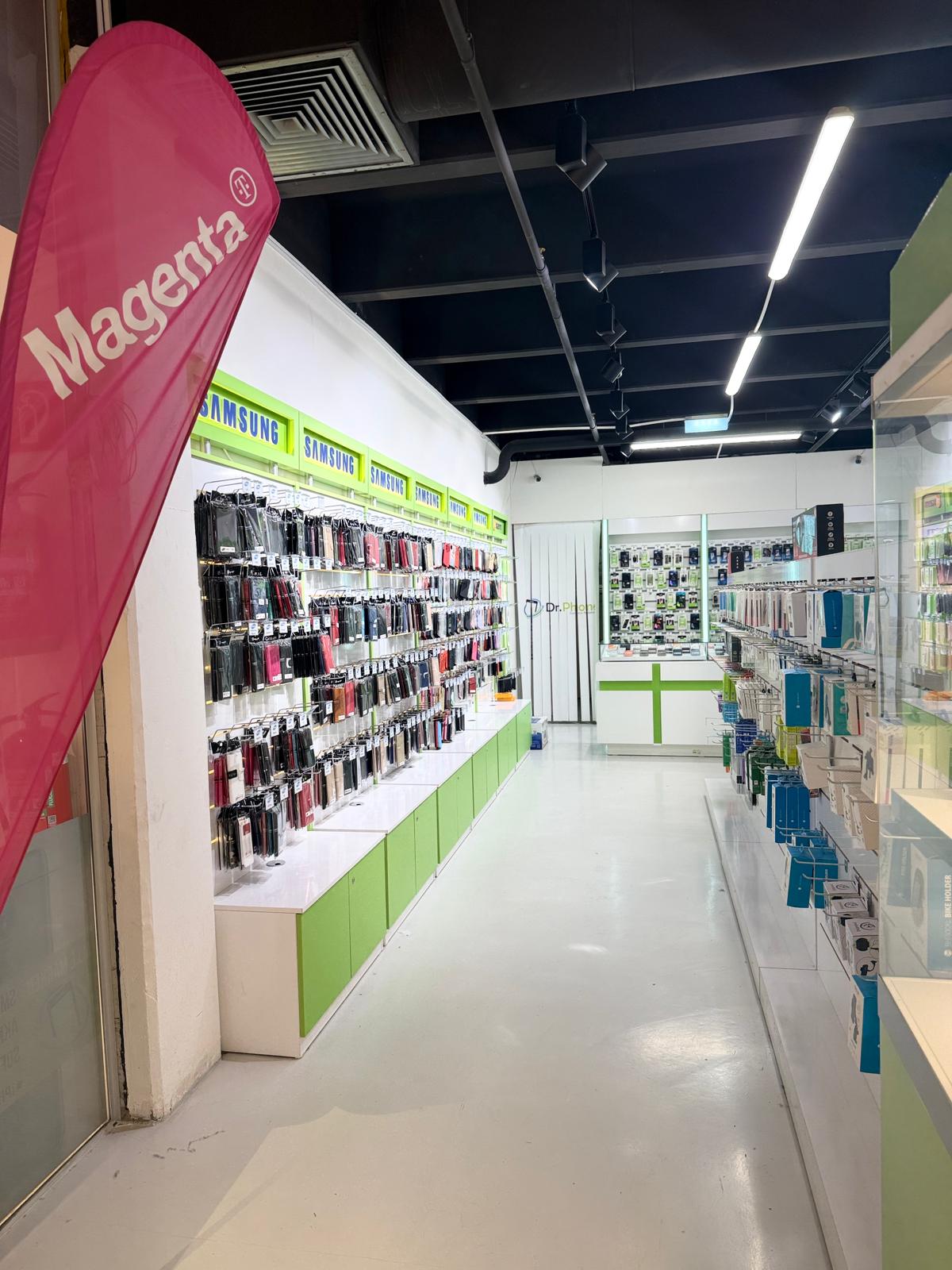 Händler - Mühlviertel - Innenansicht von Dr. Phone Industriezeile in Linz – moderner Handyshop für Express Reparaturen, Akkutausch, Displaytausch und Zubehör. Schneller Service ohne Termin direkt im Interspar Einkaufszentrum Industriezeile 76. - Dr. Phone Handyreparatur Linz (im Interspar)