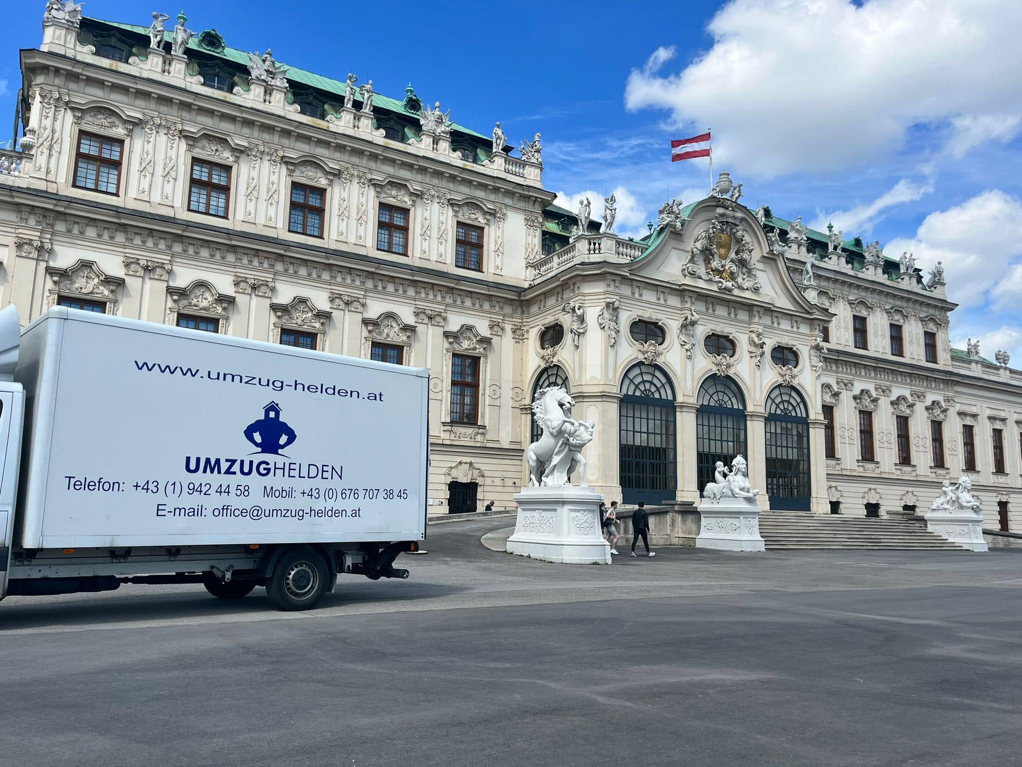 Händler - Himberg (Himberg) - Umzughelden LKW beim Auftrag im Schloss Belvedere Wien. - UmzugHelden Wien