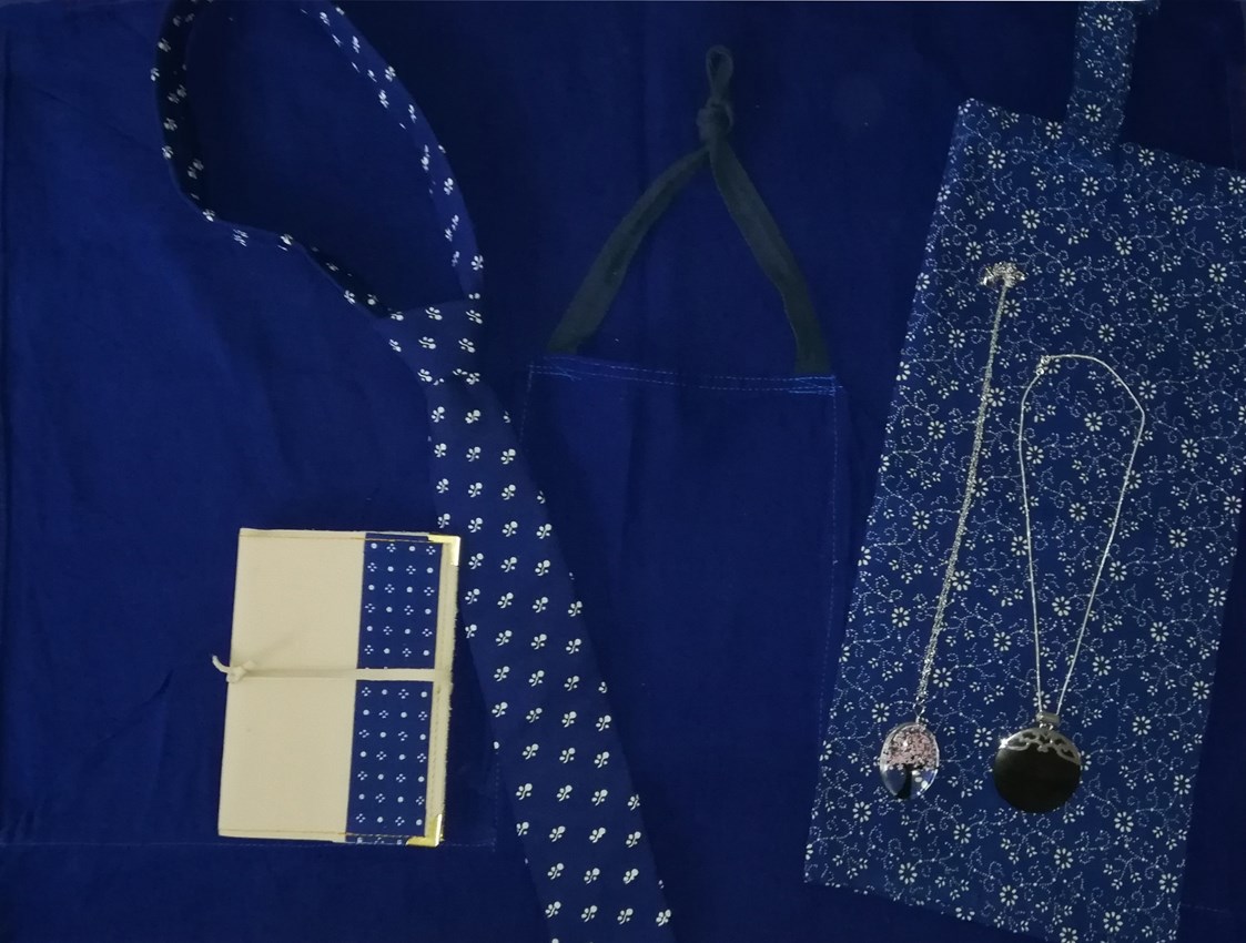 Unternehmen: Blaudruck-Krawatte Handarbeit, Notizblock aus Leder A-6 mit Blauddruckapplikationen, Einkaufstasche, modische Halsketten - Schmuck-Blaudruck Jalili & Panzer GsbR