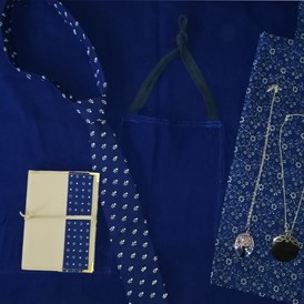 Unternehmen: Blaudruck-Krawatte Handarbeit, Notizblock aus Leder A-6 mit Blauddruckapplikationen, Einkaufstasche, modische Halsketten - Schmuck-Blaudruck Jalili & Panzer GsbR