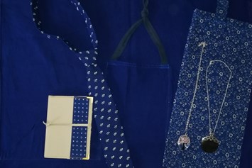 Unternehmen: Blaudruck Krawatte Handarbeit, Notizblock A-6 mit Leder und Blaudruckapplikationen, Einkaufstasche und modische Halsketten - Schmuck-Blaudruck Jalili & Panzer GsbR