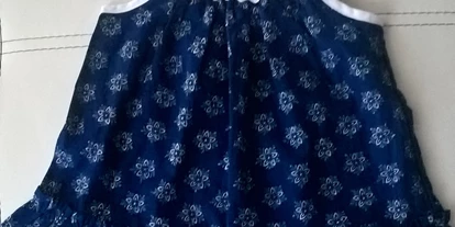 Händler - Gleisdorf -  Kinderkleid in drei Größen von 1,5 bis 6,5 Jahren. Die Länge des Kleides kann durch die Träger variiert werden. - Schmuck-Blaudruck Jalili & Panzer GsbR