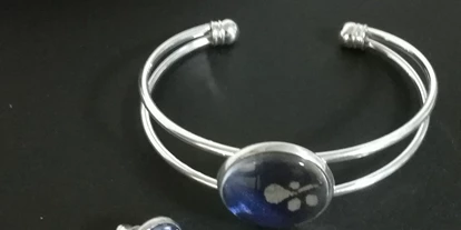 Händler - Gleisdorf - Schmuck mit Blaudruckapplikationen, modisch und zeitlos, Messing galvanisiert, Blaudruckstoff hinter Glascabachon. Ein gelungenes Muttertagsgeschenk. - Schmuck-Blaudruck Jalili & Panzer GsbR