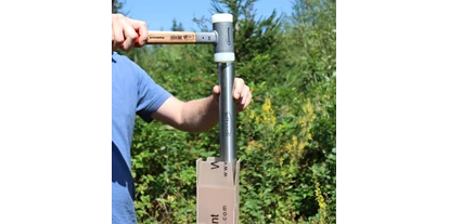Händler - Klagenfurt - Befestigung der Baumschutzhülle WitaPlant MV am Akazienpflock mit Schonhammer und Einschlaghülse - Witasek PflanzenSchutz GmbH