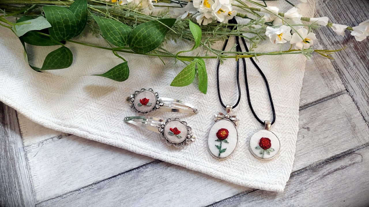 Alte Fäden - Historische Stickerei & Textile Accessoires Produkt-Beispiele Dirndlschmuck Set mit Rosen