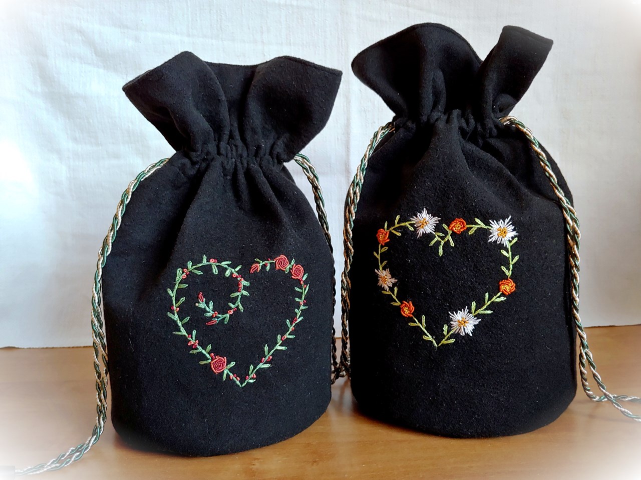 Alte Fäden - Historische Stickerei & Textile Accessoires Produkt-Beispiele handbestickte Trachtenbeutel